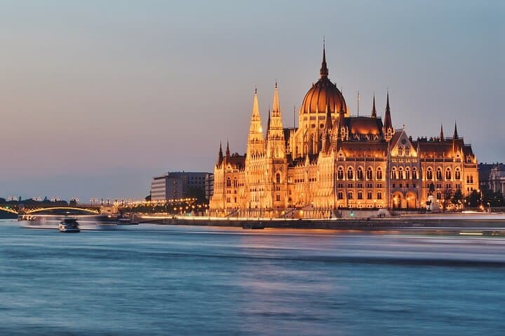Prague to Budapest Private Transfer with 2-Hour Sightseeing Stops