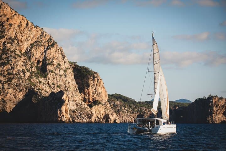 Private Catamaran Day Trip from Cala Jondal to Es Vedrá — Ibiza Lagoon 400 Charter photo 5