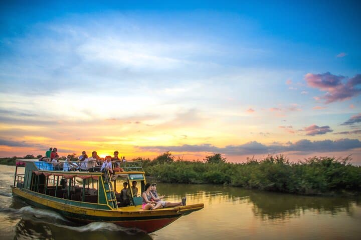 Battambang to Siem Reap by Traditional Boat Across Tonle Sap: Full-Day Private Transfer