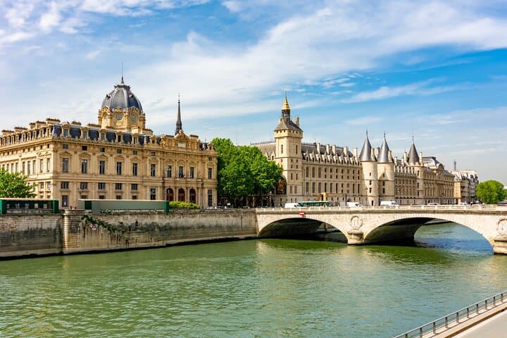 Self-Guided Paris Foodie Walk: 7.2 km Audio Tour in 7 Languages photo 2