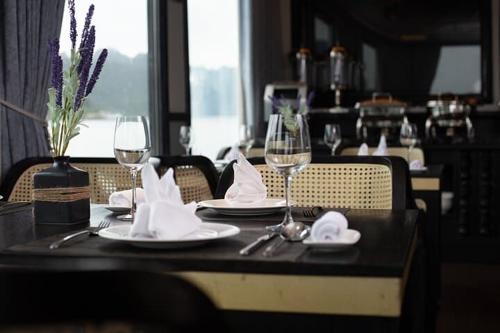 2-Day La Pinta Cruise: Halong & Lan Ha Bay Overnight from Hanoi