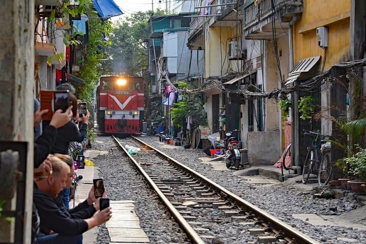 Hanoi Street Food Adventure: Train Street Eats and Old Quarter Bites photo 4