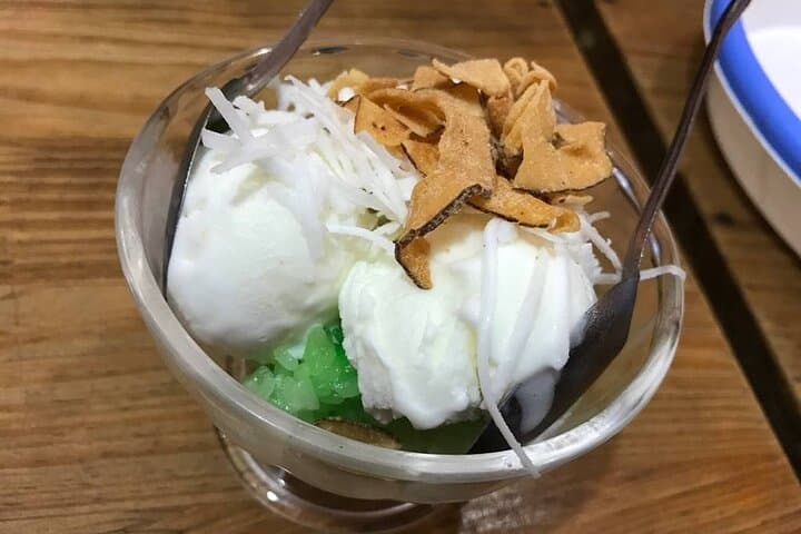 Hanoi Street Food Adventure: Train Street Eats and Old Quarter Bites photo 6
