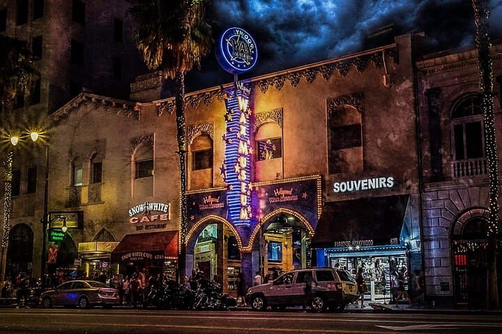 Hollywoodland Highball Haunted Pub Crawl: Ghosts, Bars, and Night Walks on Hollywood Blvd photo 3