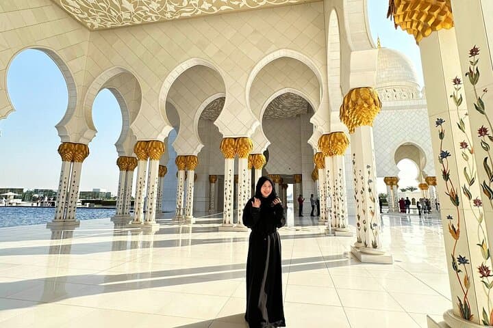 Abu Dhabi Private Sightseeing Tour: Sheikh Zayed Mosque, Corniche & Yas Photo Stops photo 2