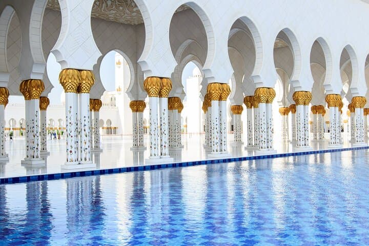 Abu Dhabi Private Sightseeing Tour: Sheikh Zayed Mosque, Corniche & Yas Photo Stops photo 4