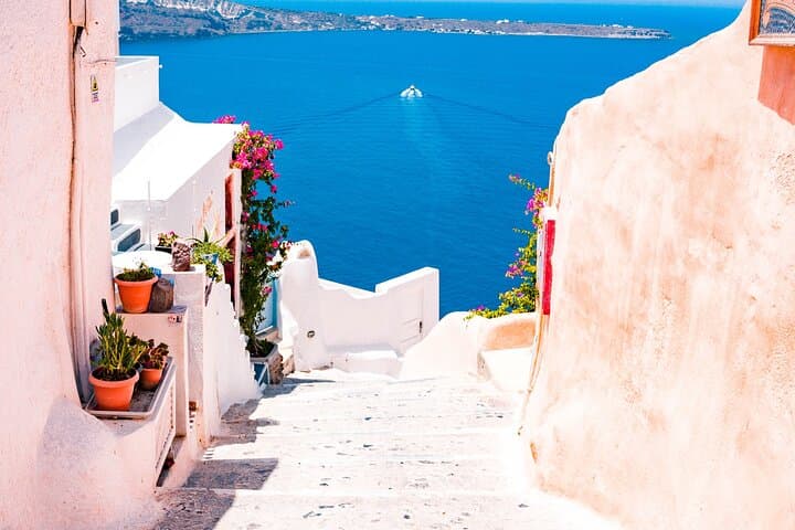 Private 3-Hour Santorini Sightseeing Tour: Oia, Imerovigli & Firostefani photo 4