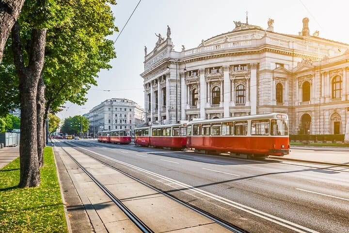 Prague to Vienna Private Transfer with 2-Hour Sightseeing Stops