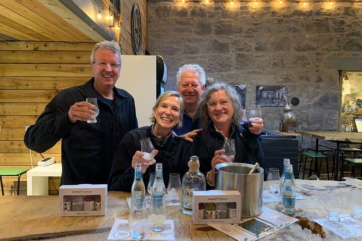 Stirling Wee Walk and Gin Tasting: Old Town History Tour with Distillery Flight
