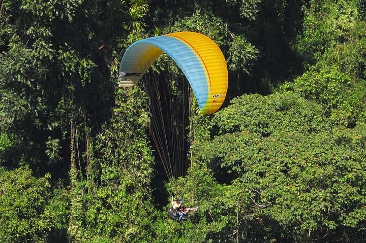 Paragliding Over Guacaica Canyon: Private Flight from Guatape