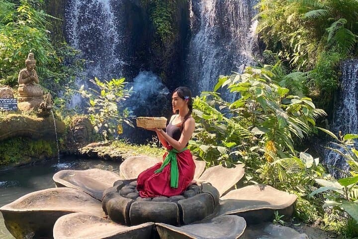 Taman Beji Griya Waterfall Purification Ceremony: A Quiet Balinese Ritual by the Falls photo 6