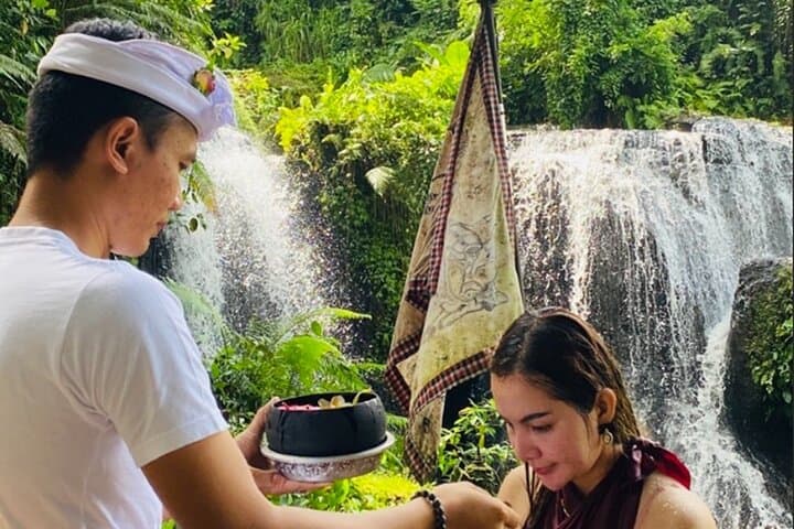 Taman Beji Griya Waterfall Purification Ceremony: A Quiet Balinese Ritual by the Falls photo 5