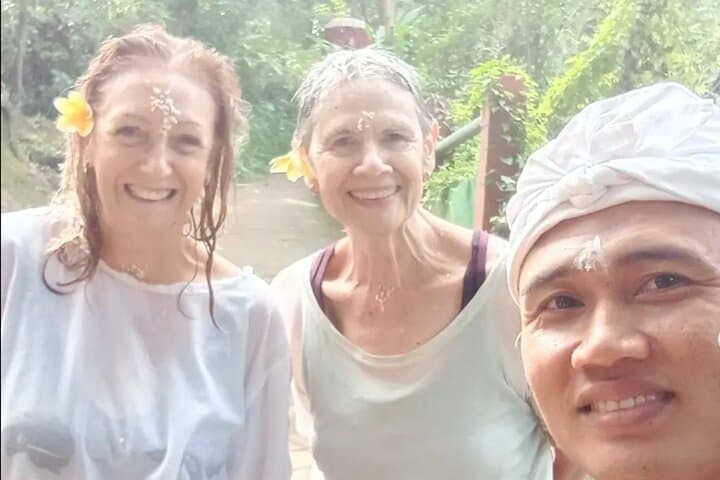 Taman Beji Griya Waterfall Purification Ceremony: A Quiet Balinese Ritual by the Falls photo 3