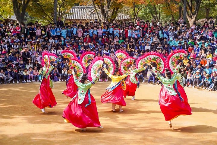 Private Day Trip to Korean Folk Village and Hwaseong Fortress from Seoul