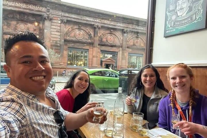 Evening Glasgow Walking Tour and Whisky Tasting: A 2-Hour Cultural Sip