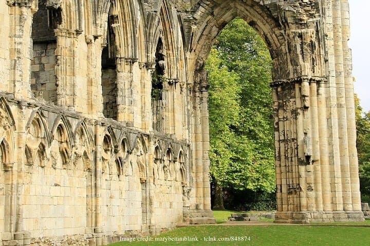 York Private Walking Tour — Walls, York Minster & The Shambles photo 2