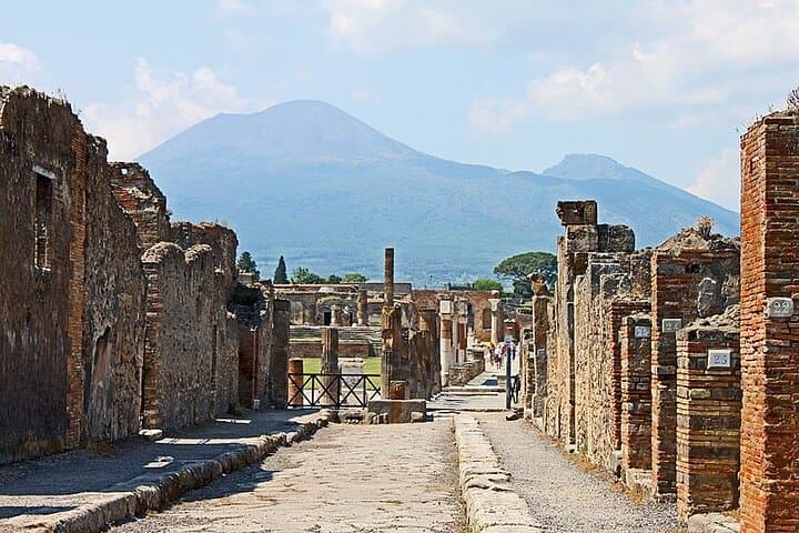 Pompeii & Vesuvius: Full-Day Tour from Pompeii with Crater Hike