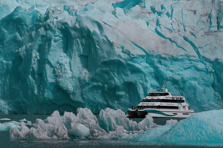 Gourmet Upsala and Spegazzini Glacier Boat Tour from El Calafate photo 4