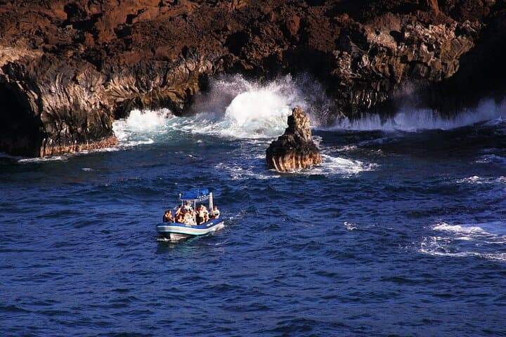 La Perouse Bay to Molokini: 5.5‑Hour Sea Cave & Snorkel Adventure from Kihei photo 3