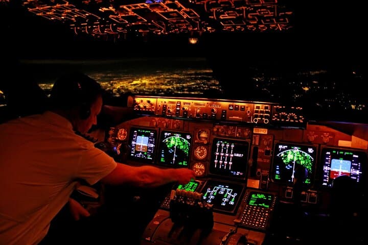 Private Flight Simulator and City Tour in Singapore photo 2