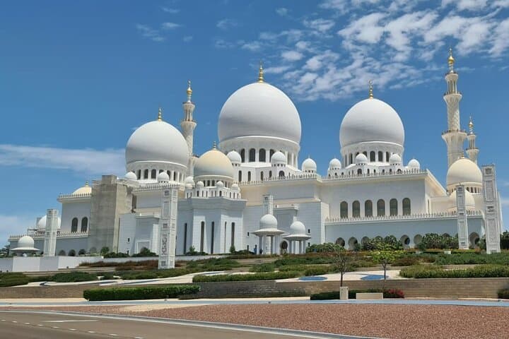 Abu Dhabi Day Tour: Sheikh Zayed Mosque, Emirates Palace & Corniche
