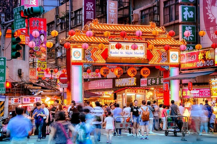 Private Night Taipei Tour: Baoan Temple, Yongkang Street & Elephant Mountain photo 6
