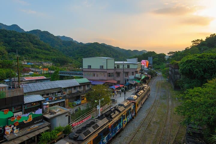 Private Tour to Jingtong, Pingxi & Jiufen Old Street — Day Trip from Taipei