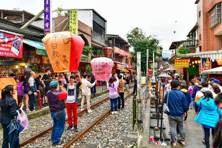 Private Tour to Jingtong, Pingxi & Jiufen Old Street — Day Trip from Taipei photo 2