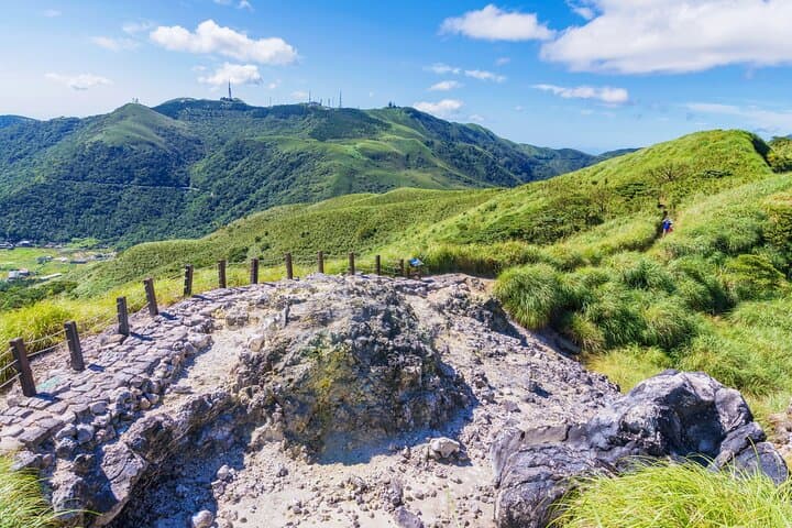 Private Yangmingshan Volcano Tour from Taipei — Qixing, Xiaoyoukeng & Qingtiangang