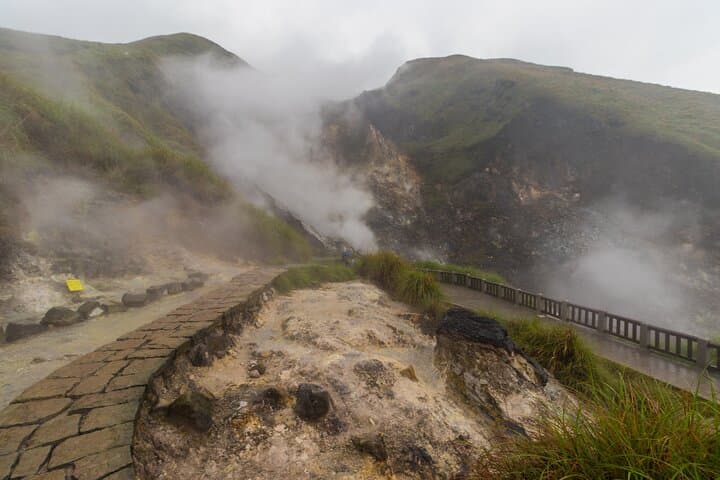 Private Yangmingshan Volcano Tour from Taipei — Qixing, Xiaoyoukeng & Qingtiangang photo 2