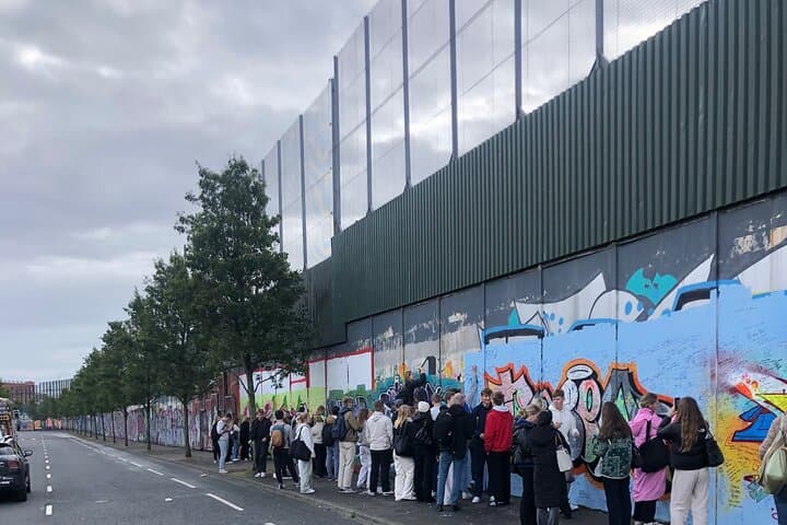 Black Taxi Tour Belfast: Murals, Peace Walls & Local Stories photo 4