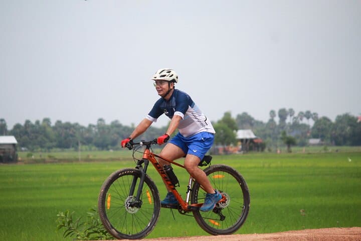 Siem Reap Country Cycling Tour with Homemade Lunch: Village Ride Through Rice Fields