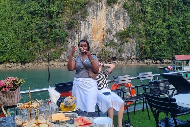 Full-Day Halong Bay Cruise: Sung Sot Cave, Trinh Nu Beach & Kayaking photo 3