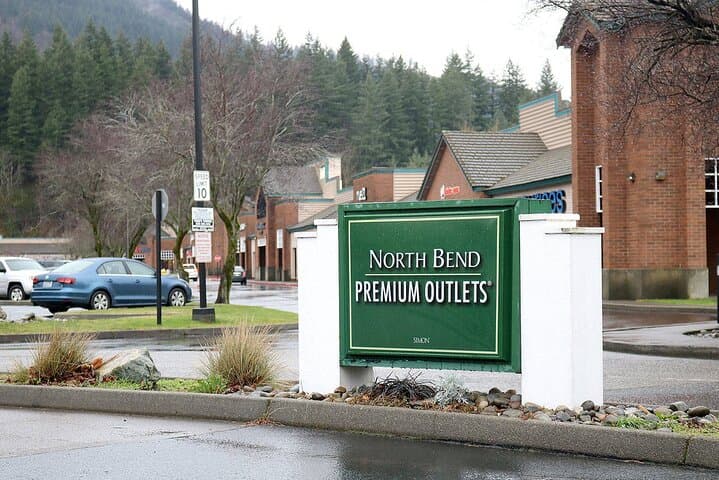 Seattle to North Bend Premium Outlets: Private Roundtrip Shopping Tour