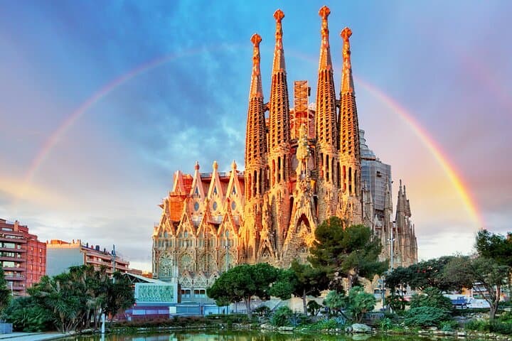 Barcelona Deluxe Shore Excursion: Montjuïc, Gaudí & the Gothic Quarter