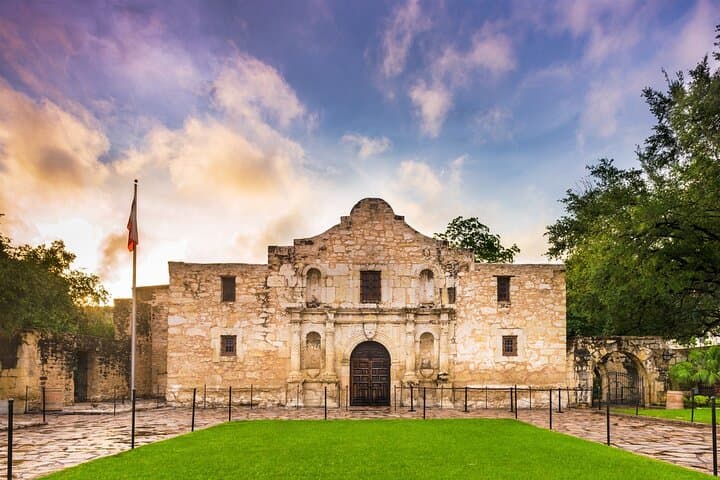 Private San Antonio Walking Tour: Alamo, River Walk & La Villita Guided Cultural Stroll photo 3