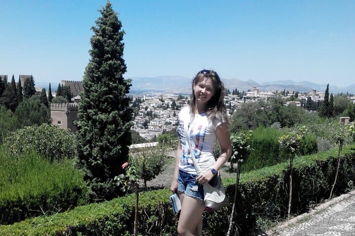 Private Full-Day Granada Trip from Malaga: Alhambra, Albaicín & Local Markets photo 4