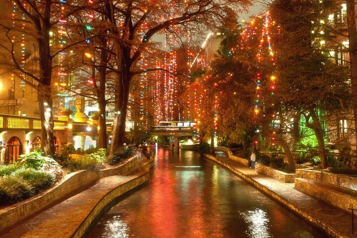 Private Christmas Stroll in San Antonio: Alamo Lights & River Walk Parade photo 3