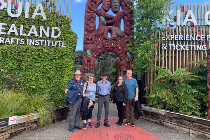 Private Hobbiton and Rotorua Day Tour from Auckland — Hobbiton Movie Set & Te Puia Geothermal