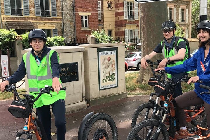 Ride and Reveal: Electric Scooter Street-Art Tour in Versailles photo 2