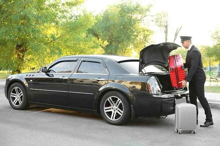 Private One-Way Airport Transfer: Honolulu to HNL — Fast, Reliable Ride photo 3