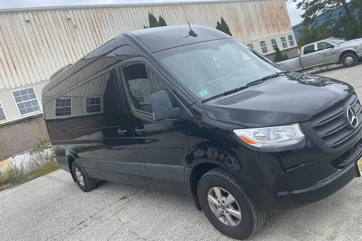 LGA to Manhattan Luxury Van Transfer — Reliable One-Way Ride photo 2