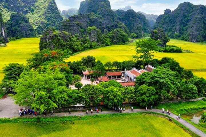 Ninh Binh Day Trip: Hoa Lu, Tam Coc Boat Ride & Mua Cave Summit photo 6
