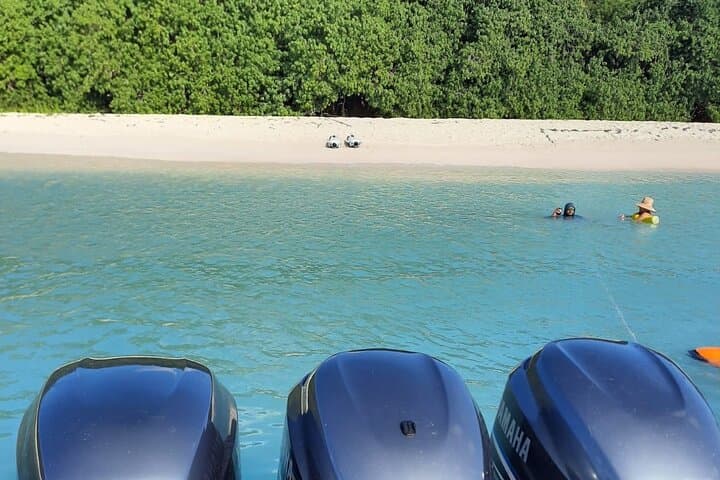Private Boat Trip to Cayo Icacos Island: Snorkel and Beach from Fajardo