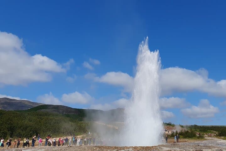 Private German-Speaking Golden Circle Tour from Reykjavík — Waterfalls, Geysers & Þingvellir