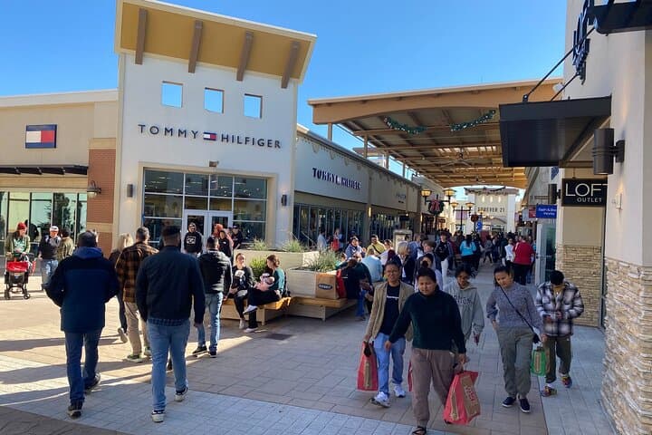 Private Shopping Tour from Dallas to Tanger Outlets Fort Worth — Door-to-Door Outlet Shopping