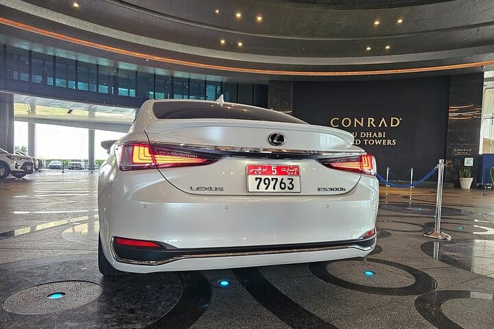 VIP Abu Dhabi Airport Transfer — Private Lexus ES 350 Chauffeur Service photo 3