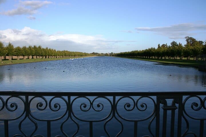 Hampton Court Palace, Stonehenge & Roman Baths Day Tour from London photo 4