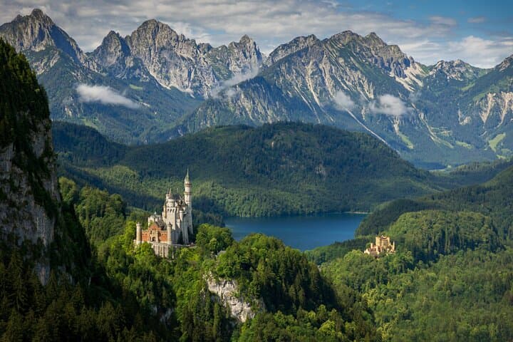 Private Day Trip to Neuschwanstein & Hohenschwangau with Oberammergau Visit