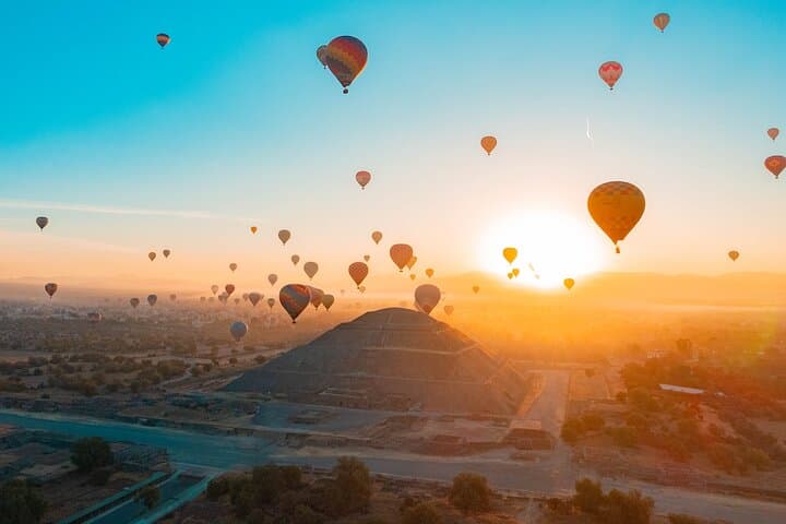 Sunrise Hot-Air Balloon Over Teotihuacán with Buffet Breakfast